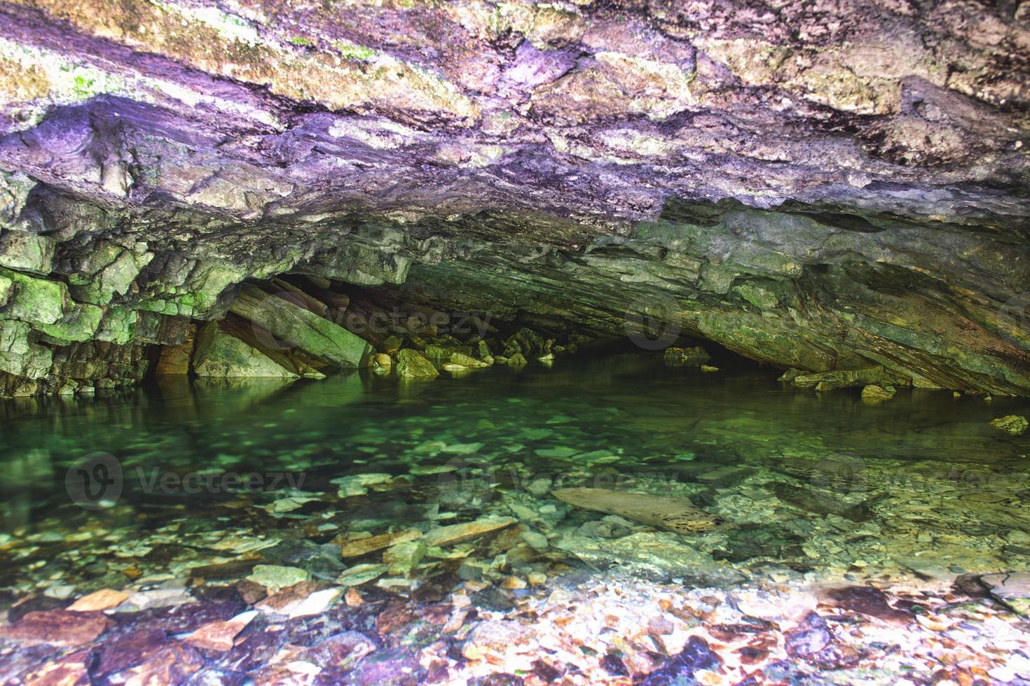 die höhle der flussquellen enna taleggio brembana tal foto