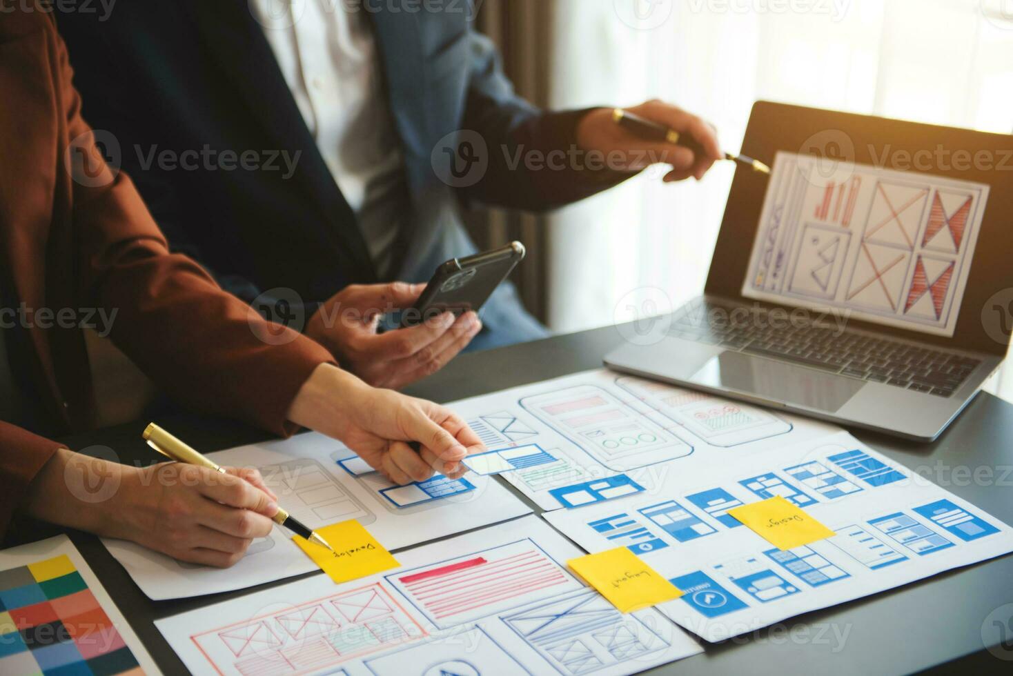 asiatisch Geschäftsmann und Frau Menschen Treffen im Büro. Mitarbeiter Brainstorming und Arbeit wie Team, planen und diskutieren Projekt durch Punkt auf Papier foto