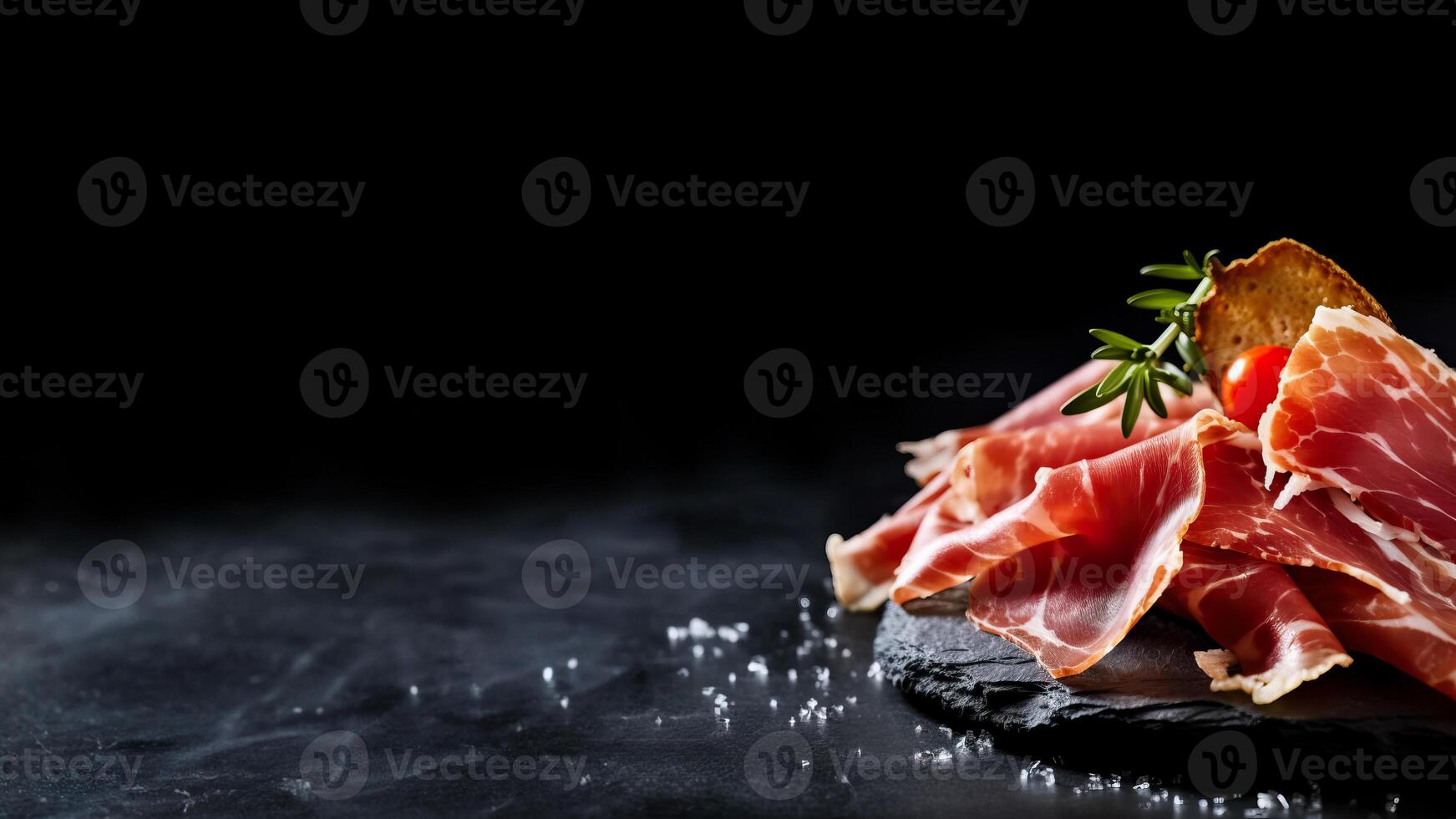 Spanisch Jamon Schinken, Prosciutto Nahansicht isoliert auf schwarz Hintergrund Kopieren Raum, generativ ai foto