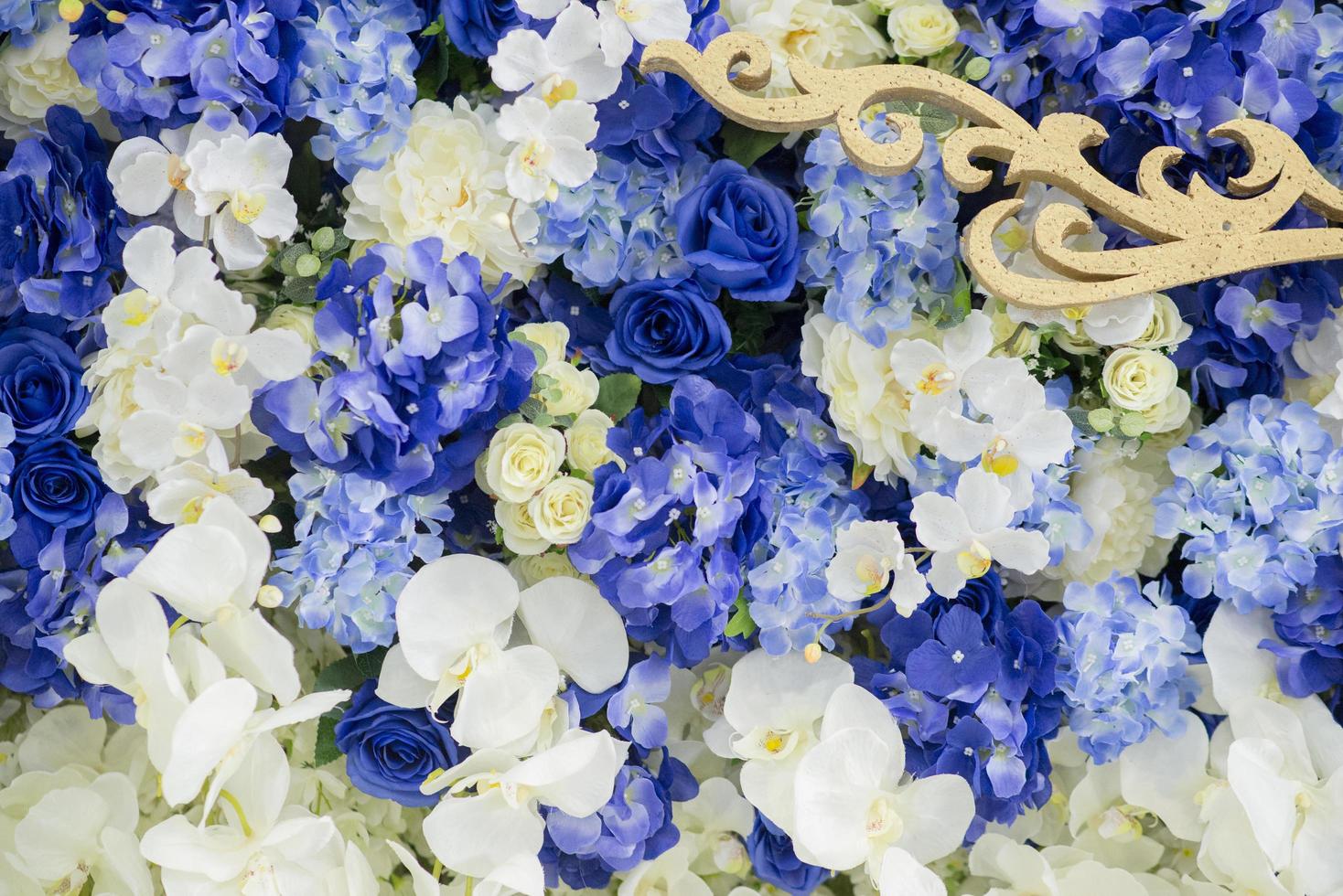 Hochzeitskulisse mit Blumen- und Hochzeitsdekoration foto