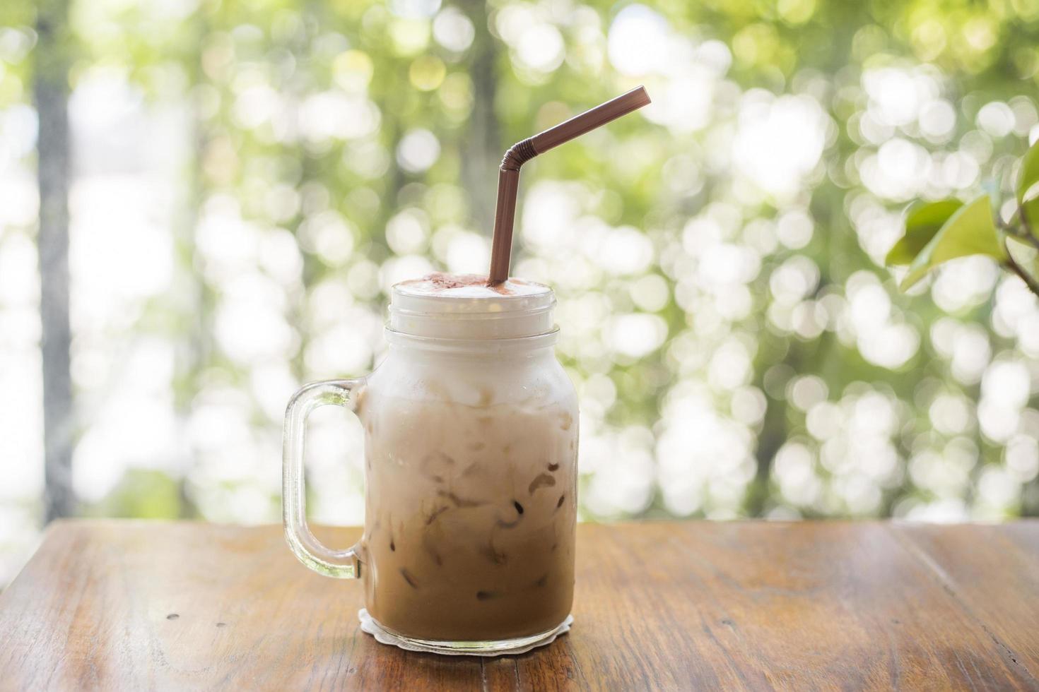 Eiskaffee mit Milch auf dem Holztisch foto