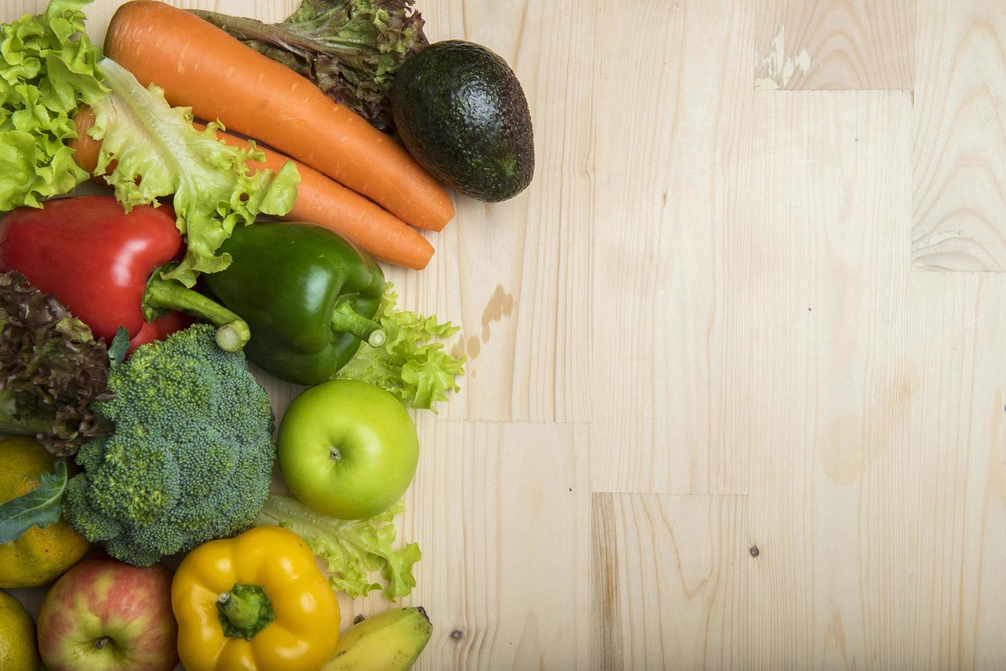 Gemüse und Obst auf Holztisch, gesundes Lebensmittelkonzept foto