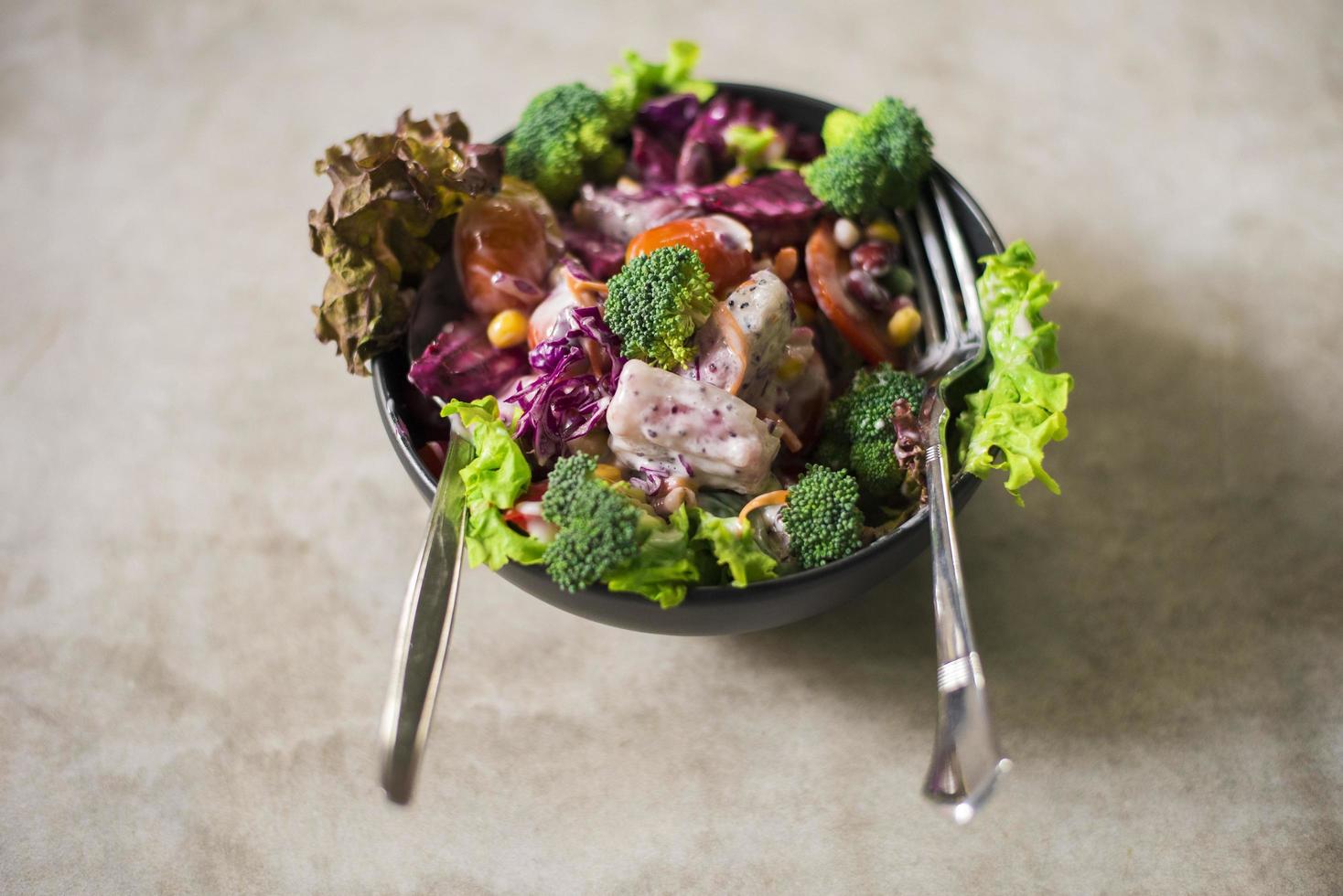 Salat auf Holztisch, gesundes Lebensmittelkonzept foto