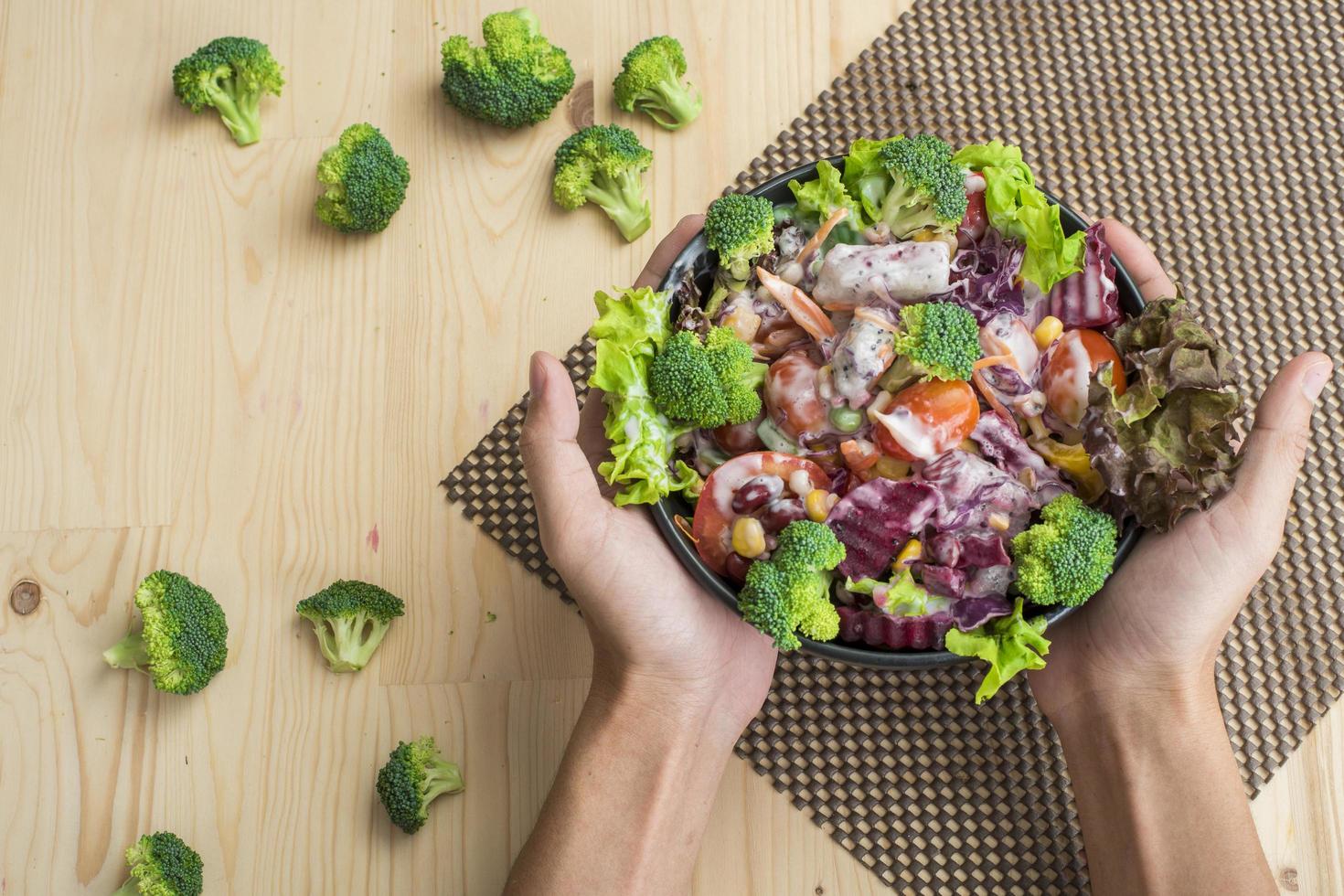 Salat auf Holztisch, gesundes Lebensmittelkonzept foto