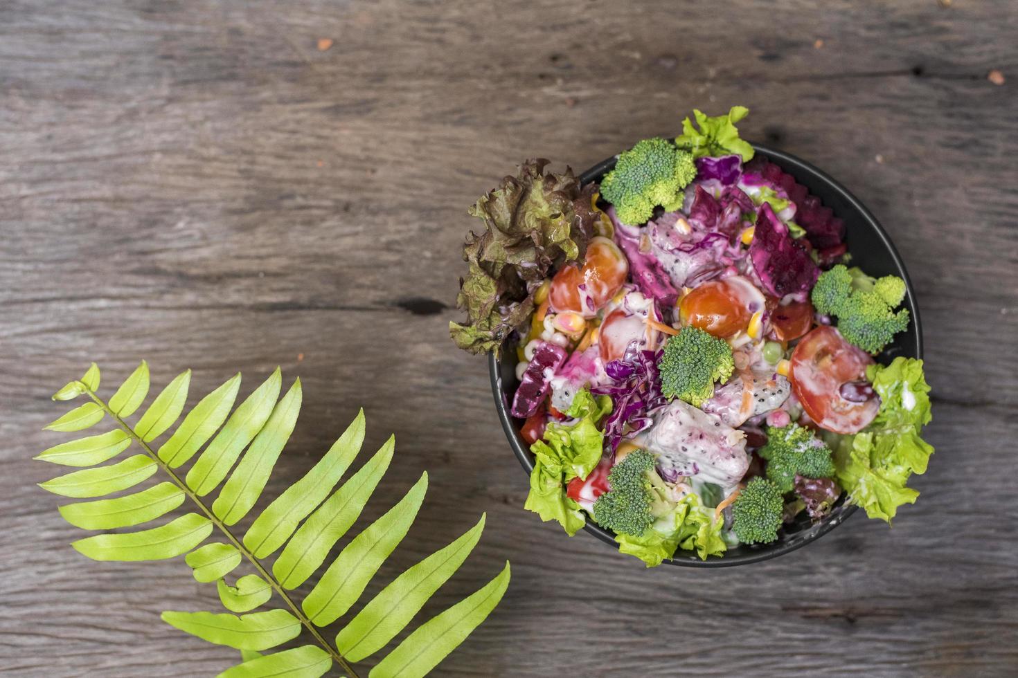 Salat auf Holztisch, gesundes Lebensmittelkonzept foto