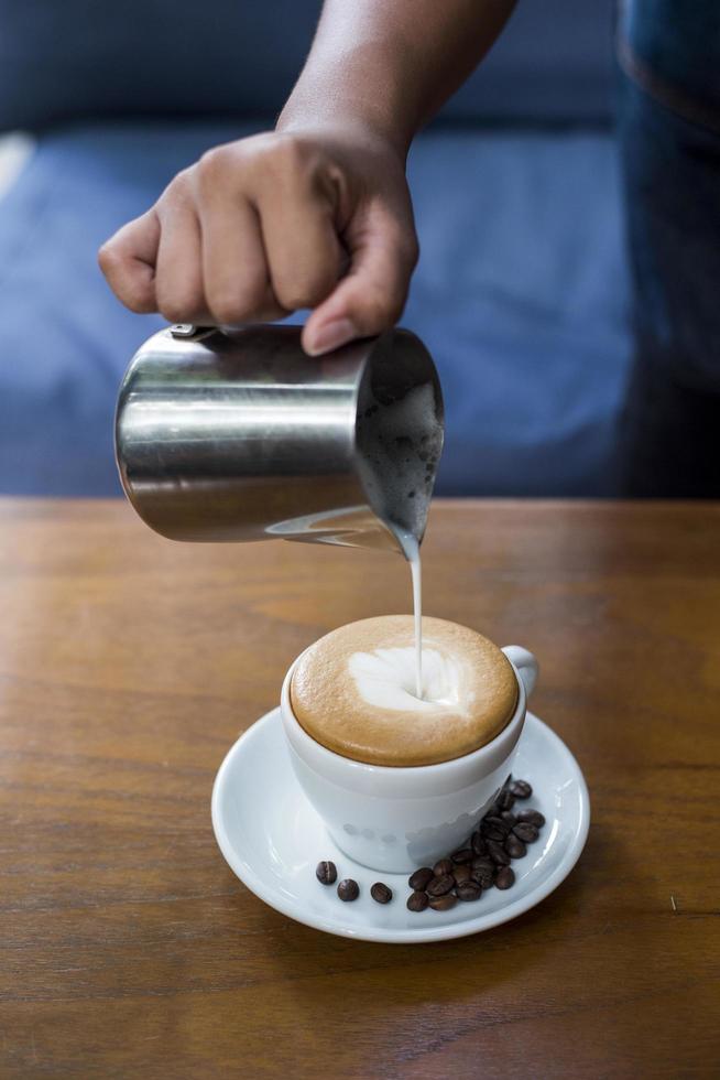 Zubereitung von Latte-Art-Kaffee foto