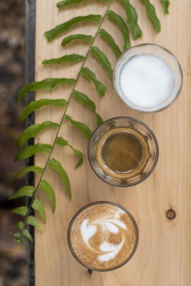 die Zutaten des Kaffees auf einem Holzschreibtisch foto