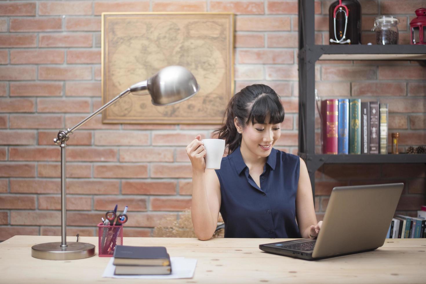 schöne Frau arbeitet im Homeoffice foto