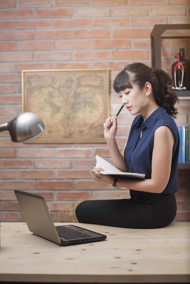 schöne Frau arbeitet im Homeoffice foto