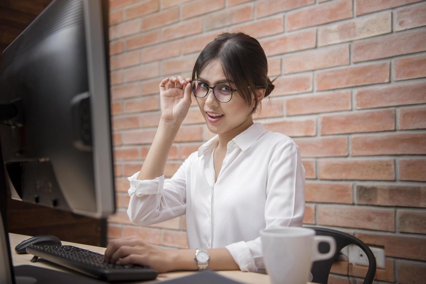 schöne Frau arbeitet im Homeoffice foto