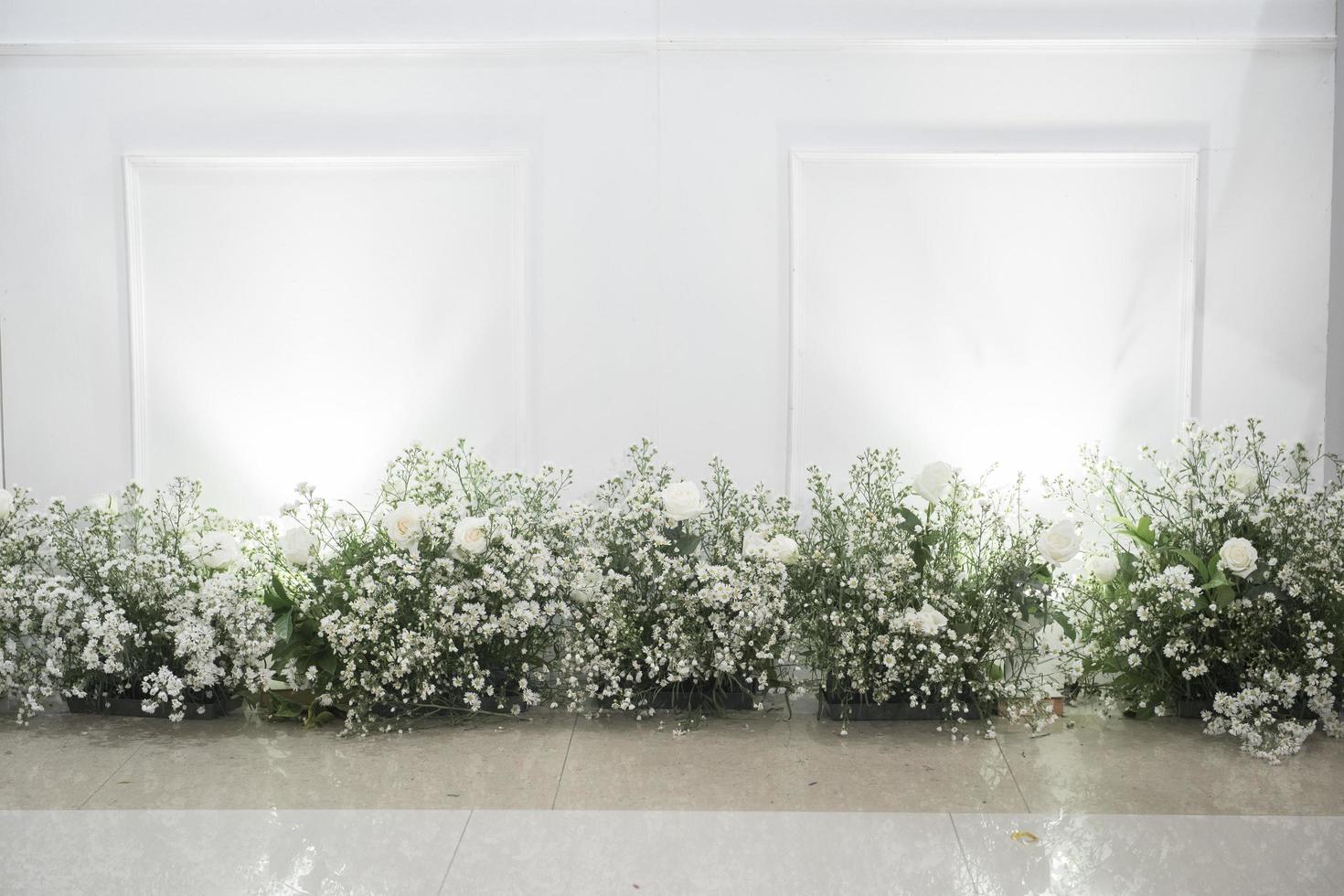 Hochzeitskulisse mit Blumen- und Hochzeitsdekoration foto