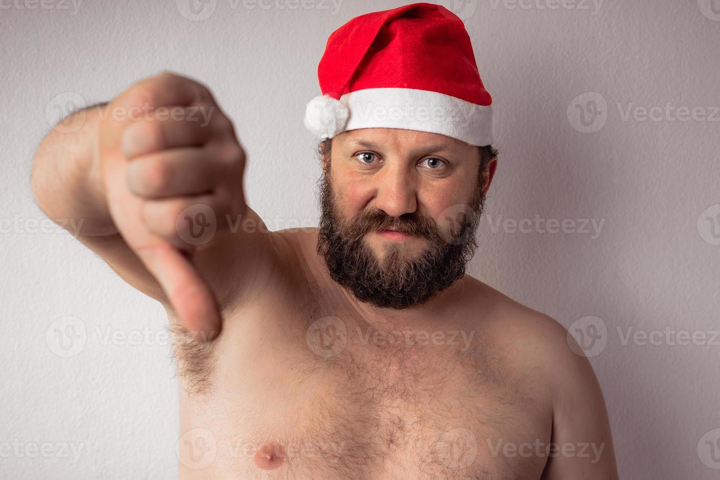 bärtiger halbnackter Weihnachtsmann foto