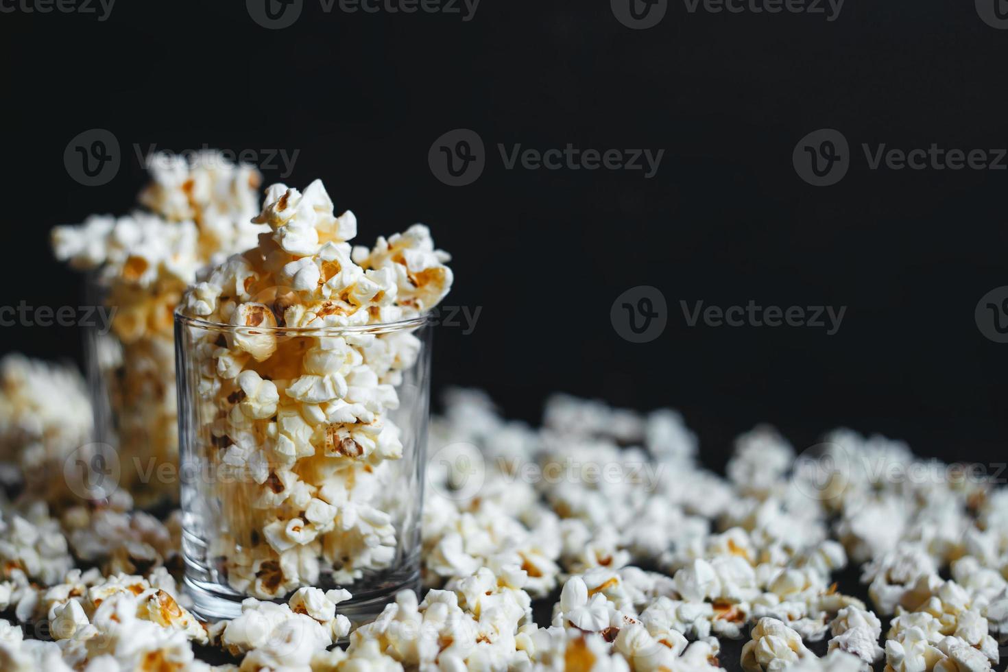 leckeres gesalzenes Popcorn foto