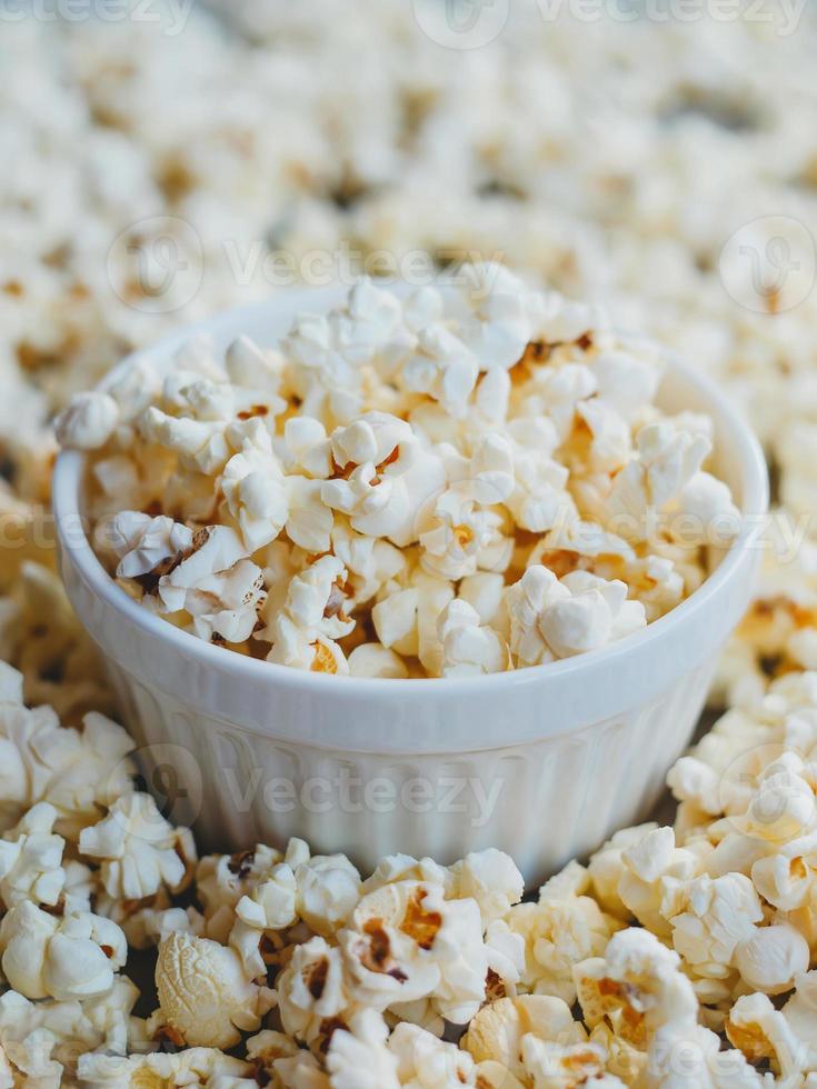 leckeres gesalzenes Popcorn foto