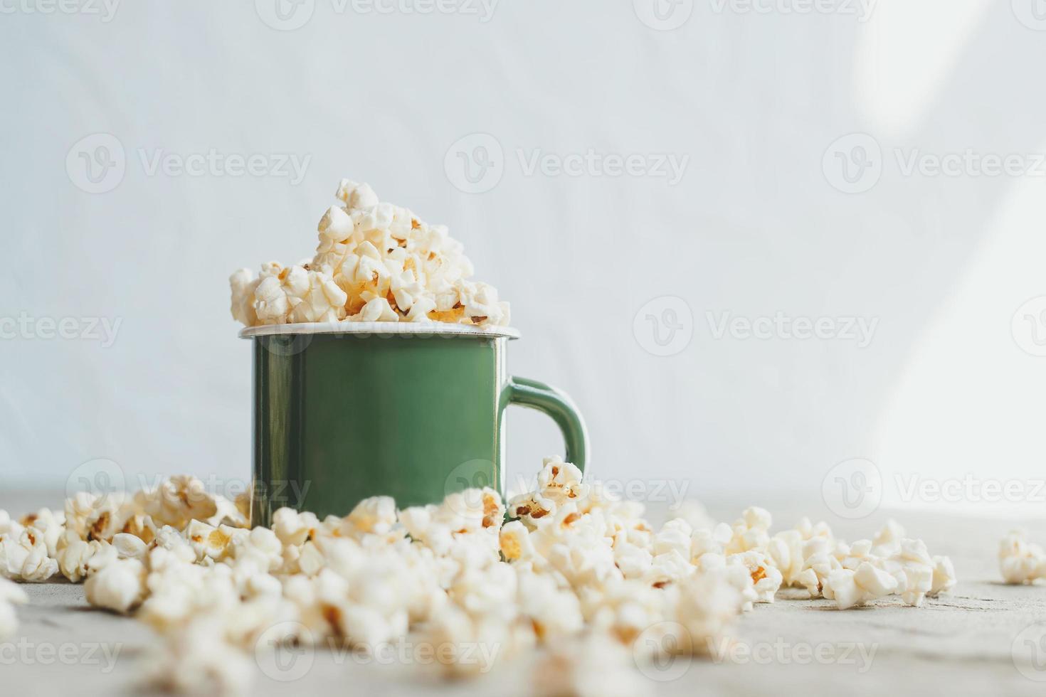 leckeres gesalzenes Popcorn foto