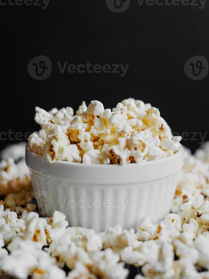 leckeres gesalzenes Popcorn foto