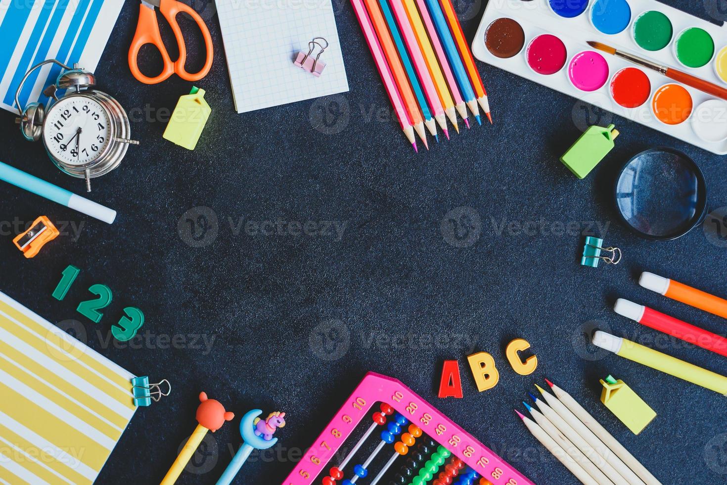 zurück zur Schule. Schulmaterial auf schwarzem Hintergrund. Ansicht von oben. Platz kopieren. foto