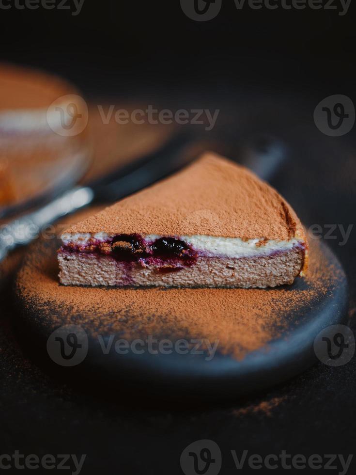 appetitlicher Hüttenkäseauflauf oder Käsekuchen mit Kakao und Marmelade foto