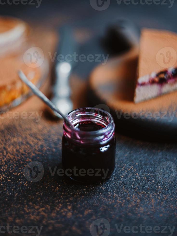 appetitlicher Hüttenkäseauflauf oder Käsekuchen mit Kakao und Marmelade foto