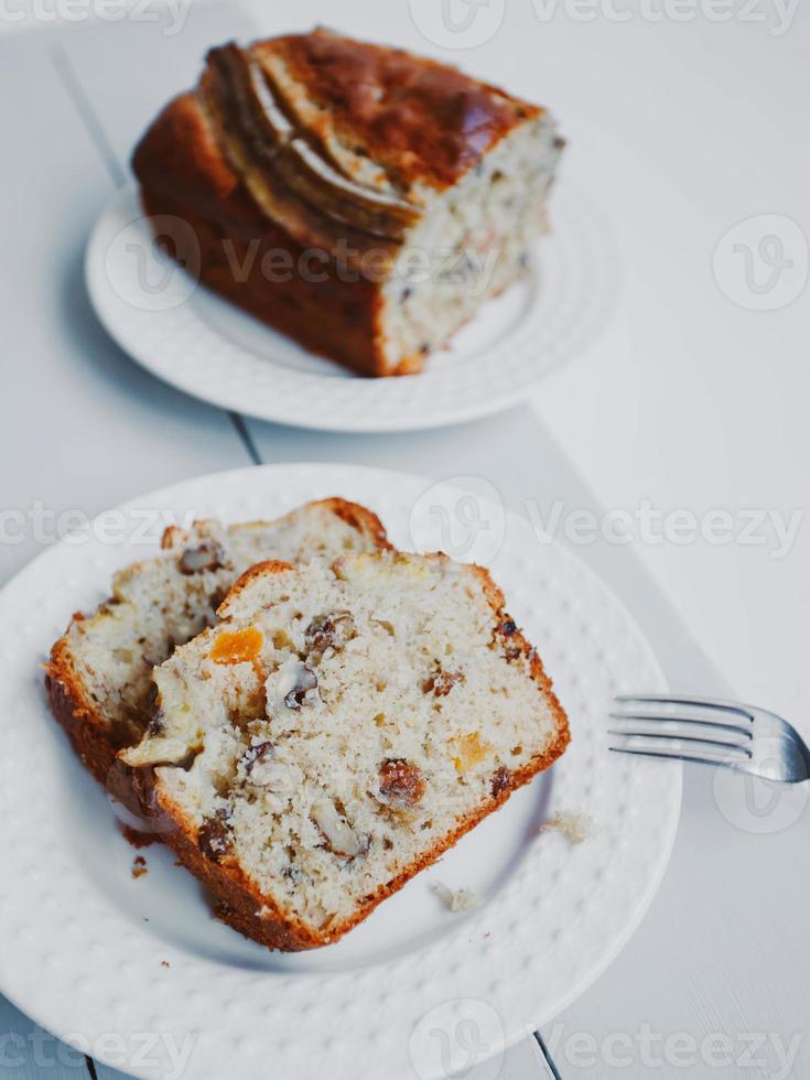 hausgemachtes Bananenbrot mit Trockenfrüchten und Walnüssen. foto