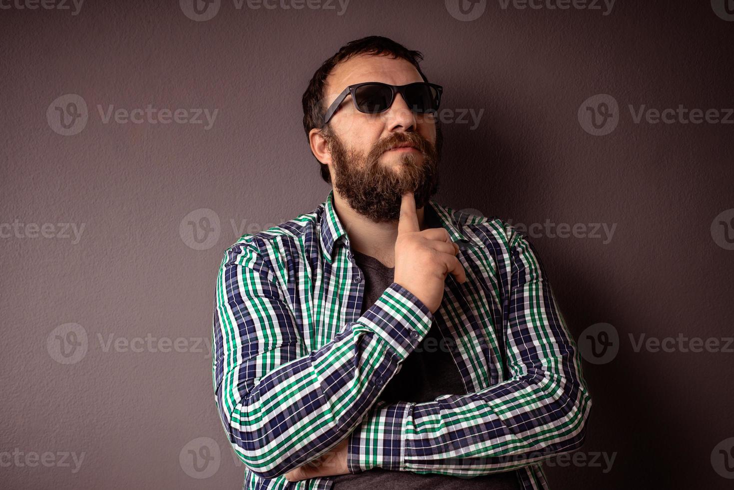 gut aussehender Hipster bärtiger Mann mit Sonnenbrille und Hemd foto