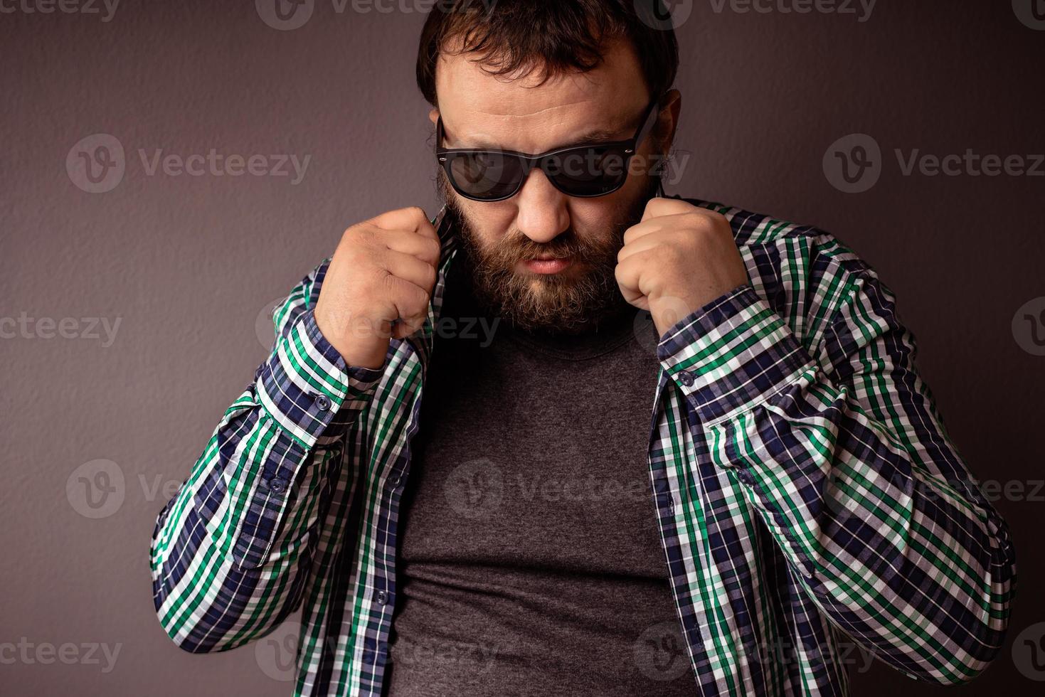 gut aussehender Hipster bärtiger Mann mit Sonnenbrille und Hemd foto