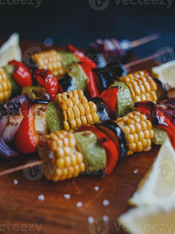 Spieße mit gegrilltem Gemüse, Mais, Zucchini, Auberginen, Champignons, Paprika und Zwiebeln. foto