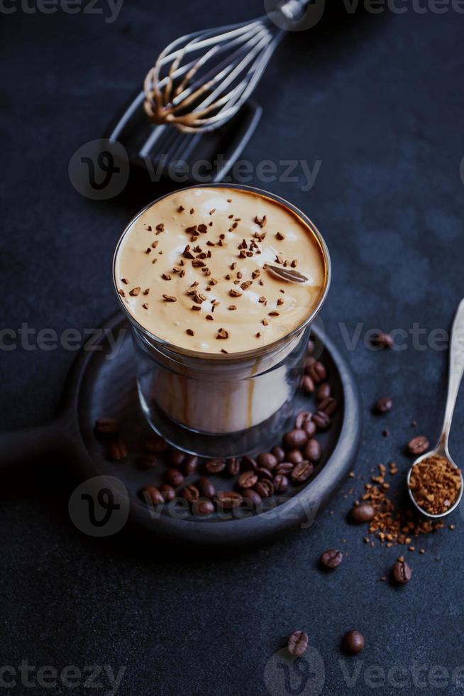 Dalgona Kaffee, ein trendiger, flauschiger, cremiger Schlagkaffee. foto