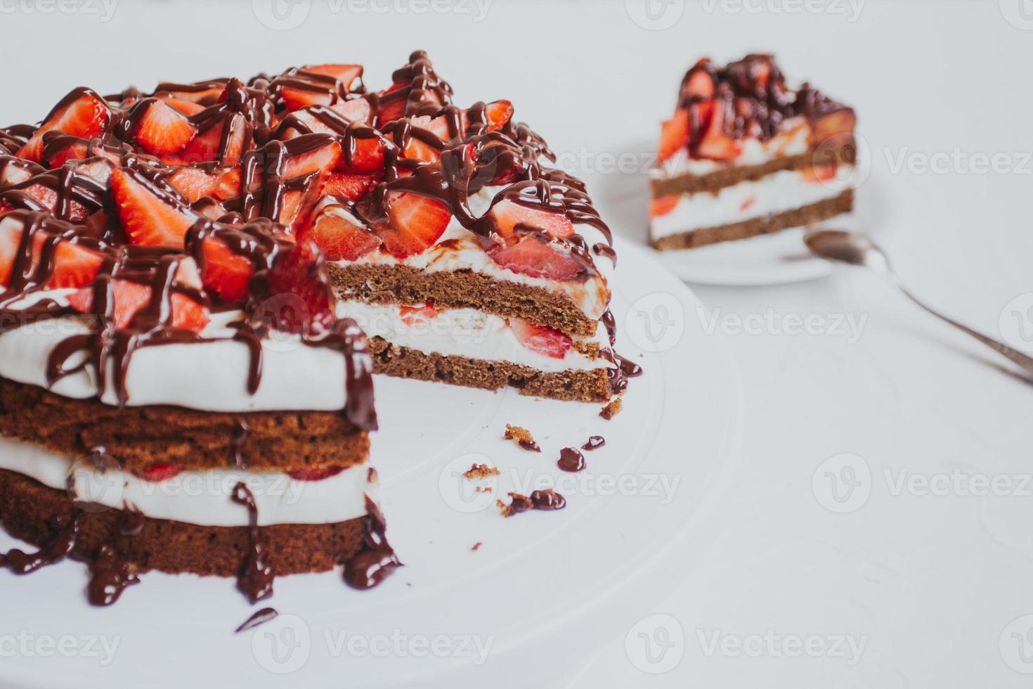 leckerer hausgemachter Schokoladenkuchen mit Erdbeeren foto