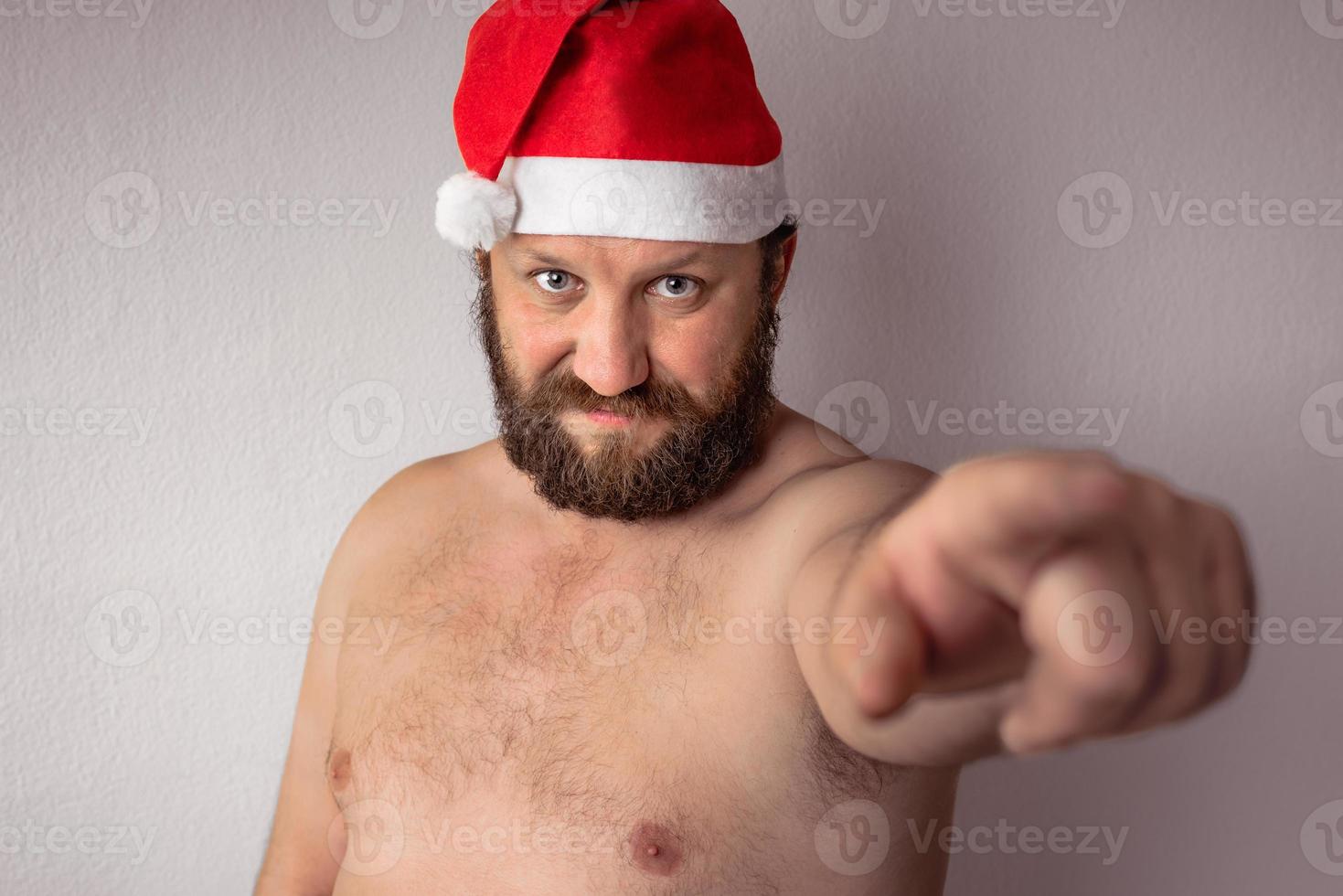 bärtiger halbnackter Weihnachtsmann foto
