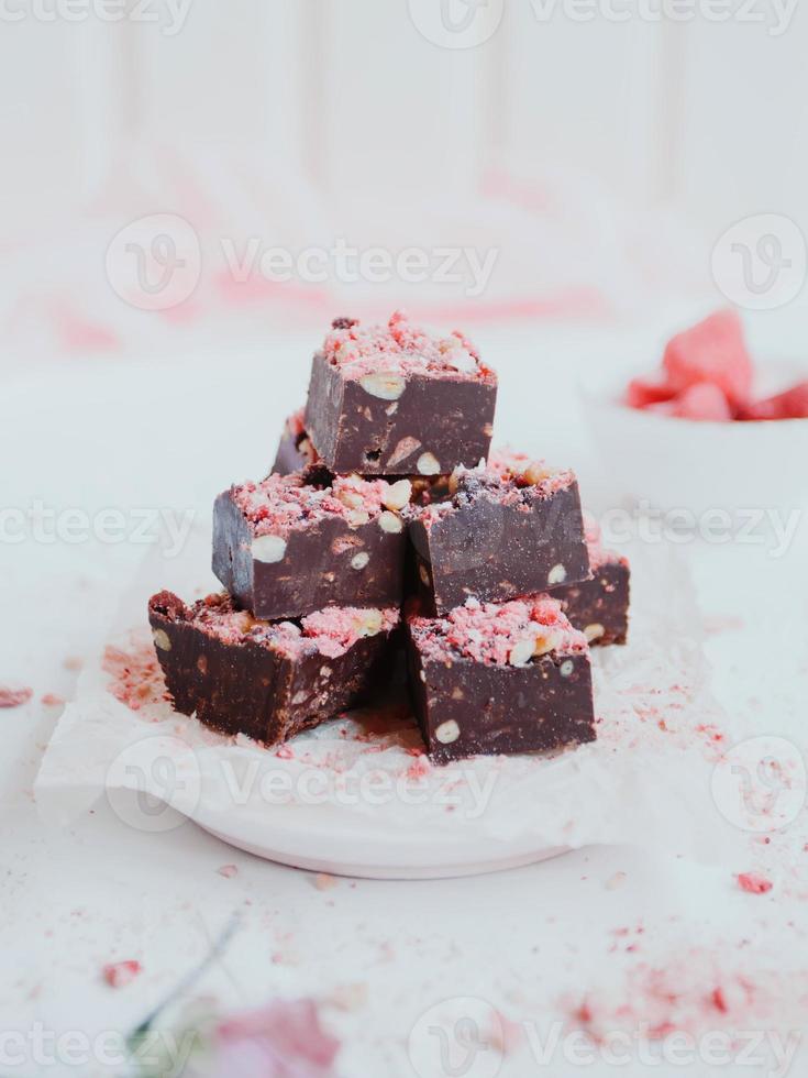 hausgemachter Schokofondant mit Erdbeeren und Pinienkernen foto