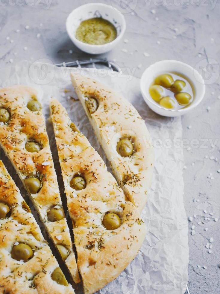 traditionelles italienisches Focaccia-Brot mit Oliven, Rosmarin, Salz und Olivenöl. hausgemachte Focaccia. foto
