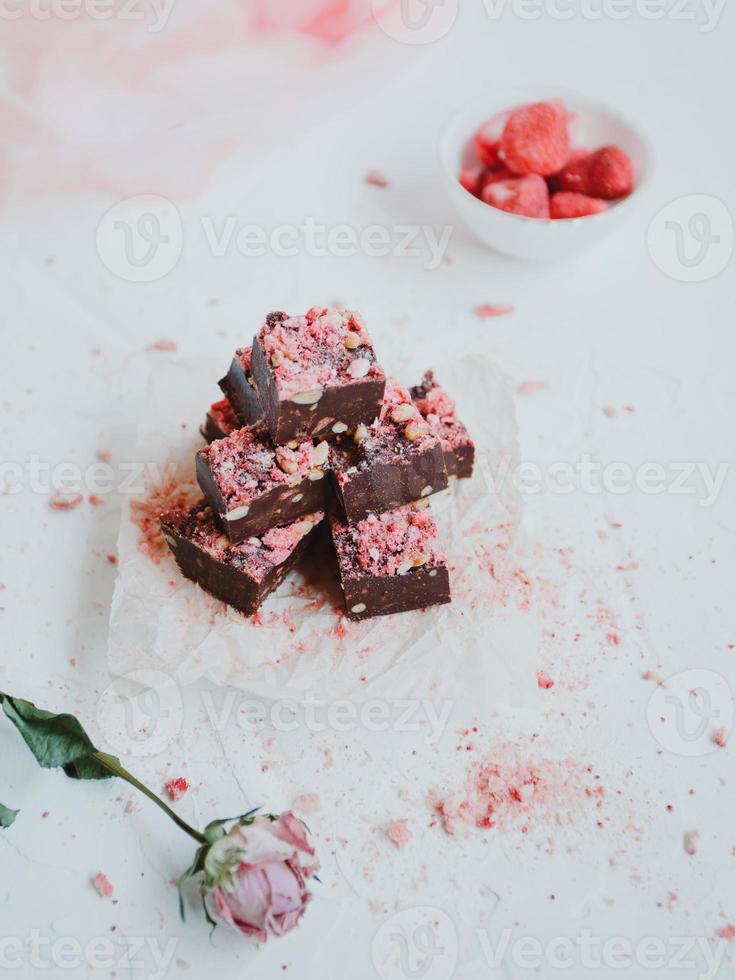 hausgemachter Schokofondant mit Erdbeeren und Pinienkernen foto