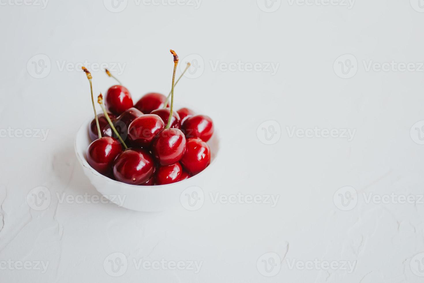 frische Kirschen. Kirsche auf weißem Hintergrund. Konzept für gesunde Ernährung. foto