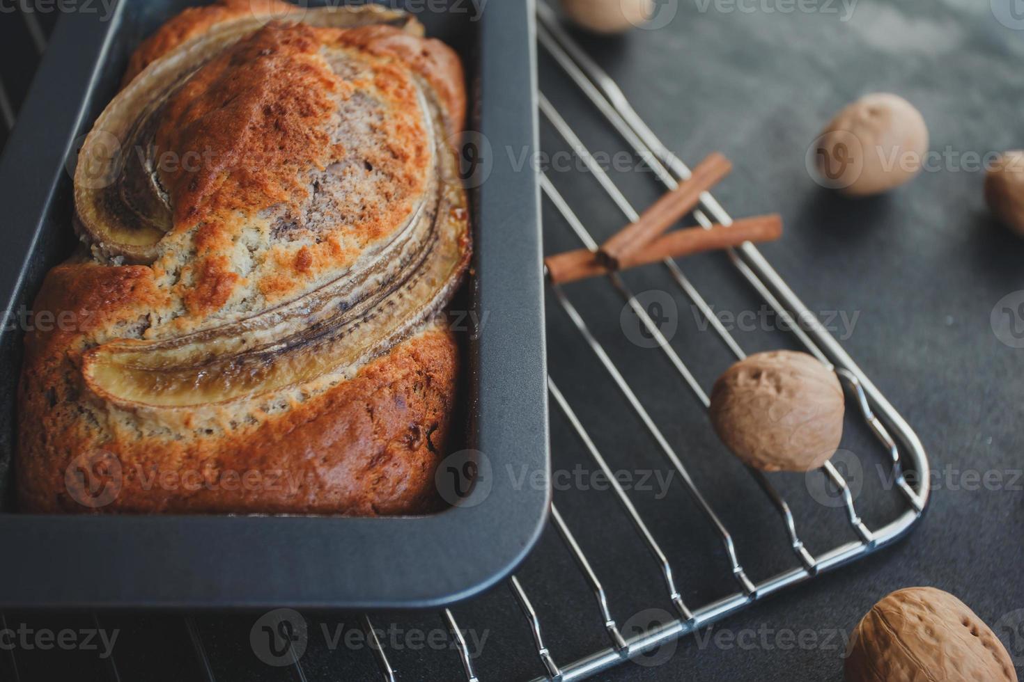 hausgemachtes Bananenbrot mit Zimt und Walnüssen. foto