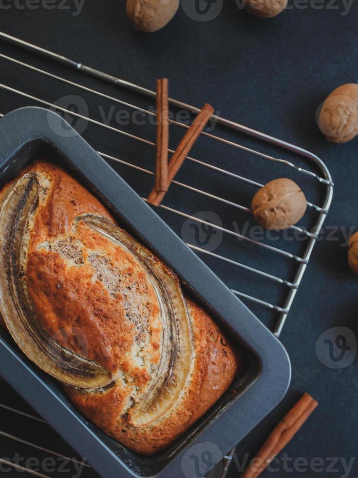 hausgemachtes Bananenbrot mit Zimt und Walnüssen. foto