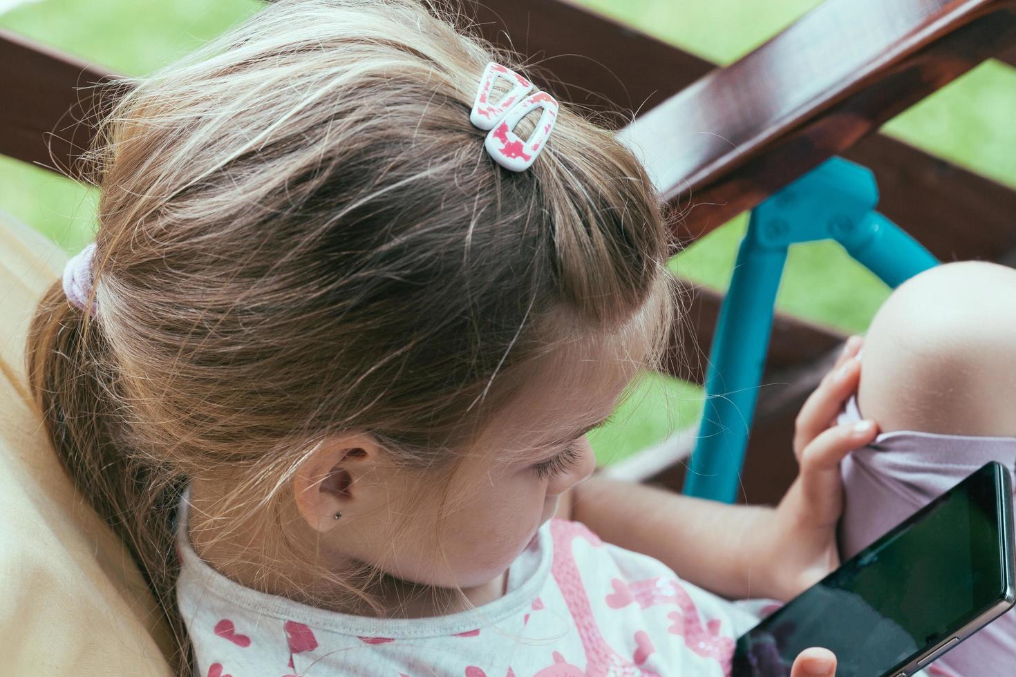 junge Vorschulkinder mit Smartphone-Kindern mit digitaler Technologie foto