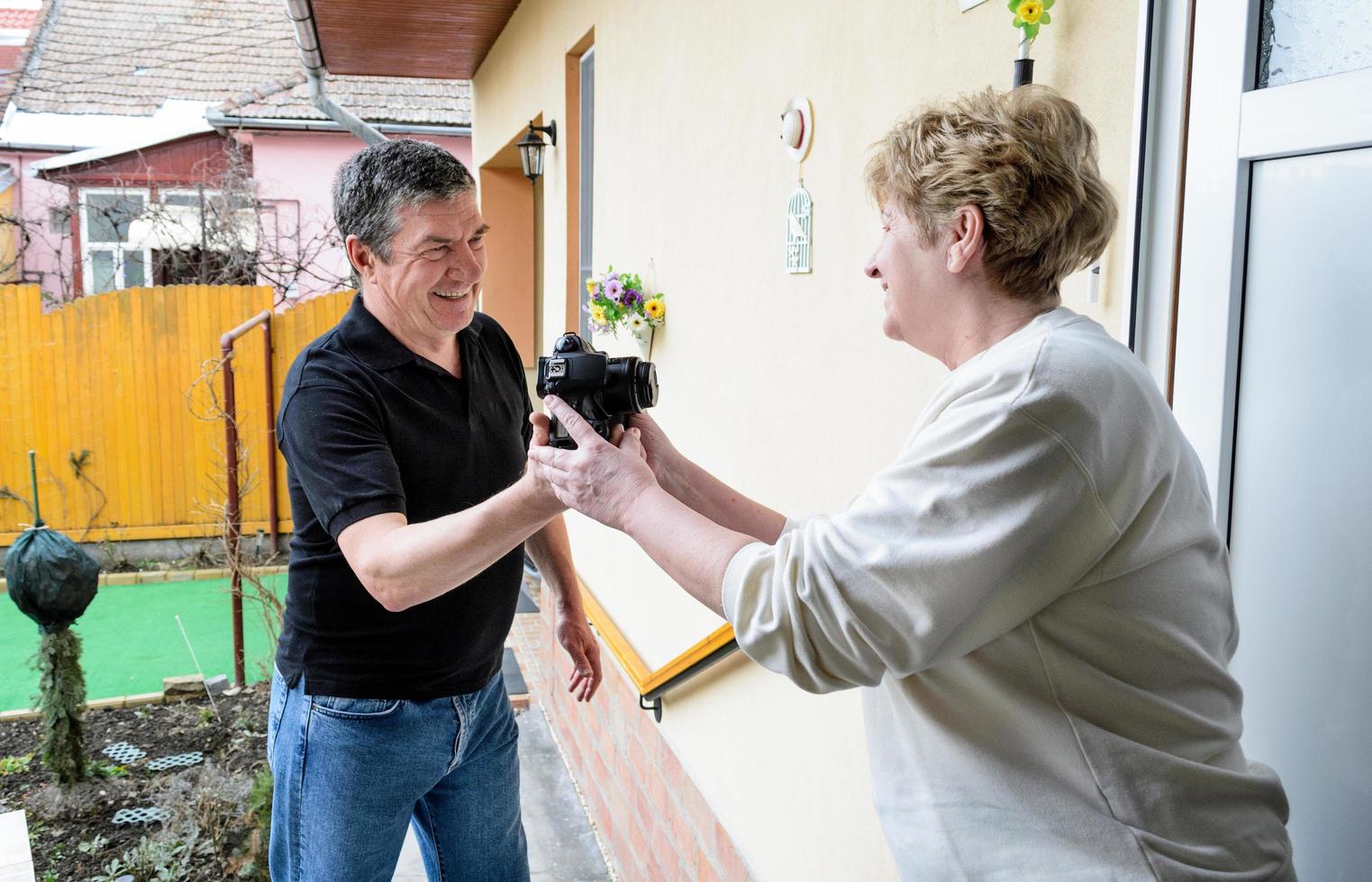 Frauen begrüßen Männer an der Tür mit dem Kauf von elektronischen Geräten electronic foto