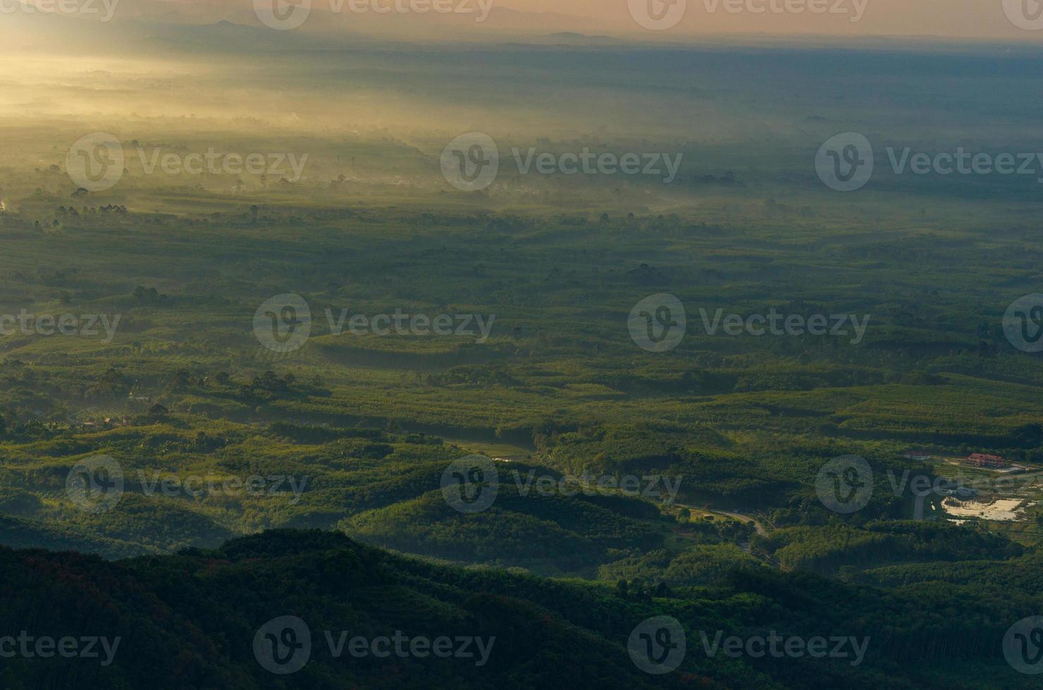 Bergfoto Morgensonne Thailand Blick auf die Spitze des Hügels mit wunderschönen Sonnenuntergängen. Bezirk Nakhon Si Thammarat Chawang foto