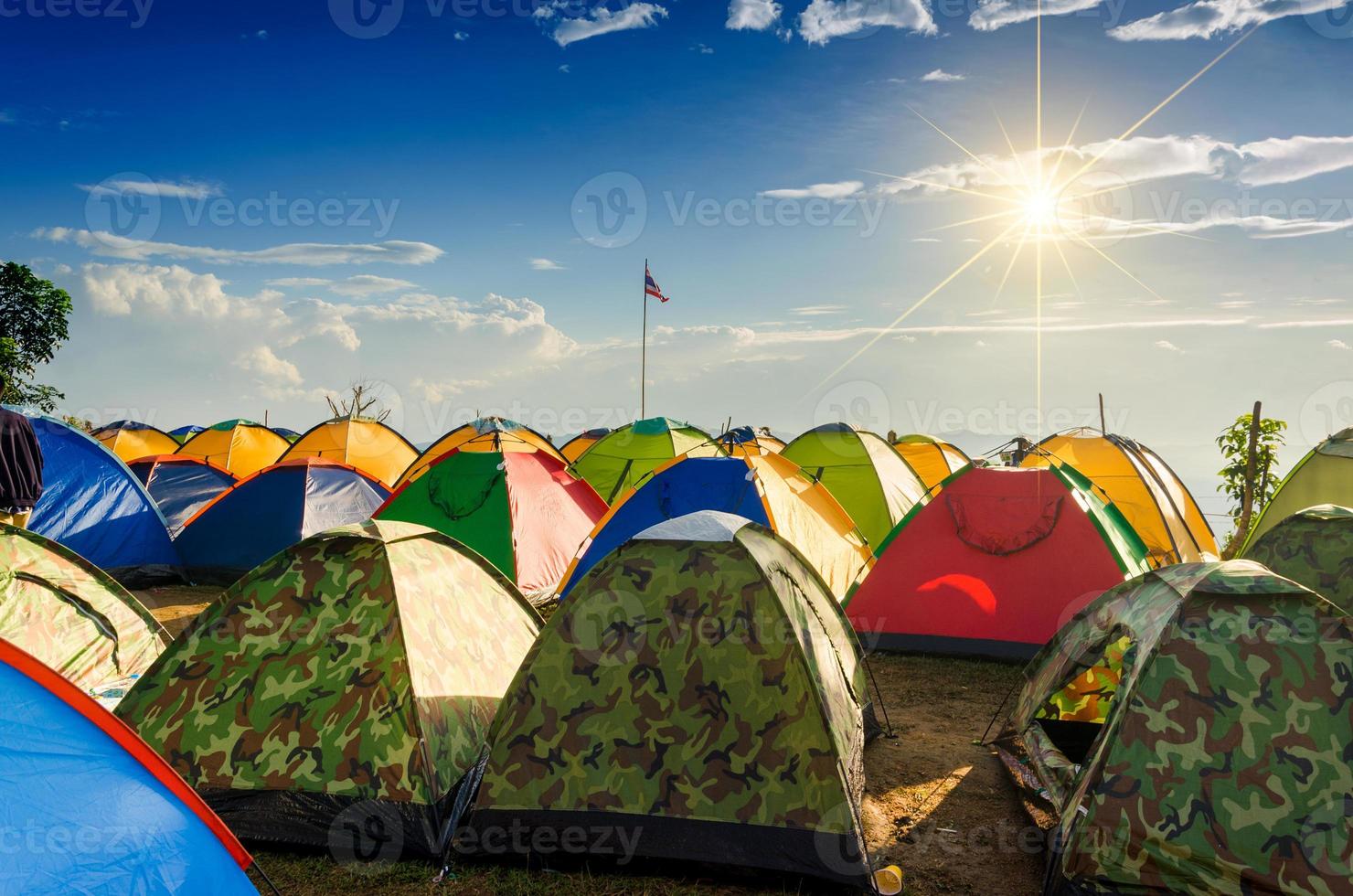 Camp und Zelt kaltes Wetter auf dem Berg bei Sonnenaufgang in Nakhon Si Thammarat Chawang District Thailand. er center zelt berg thailand foto