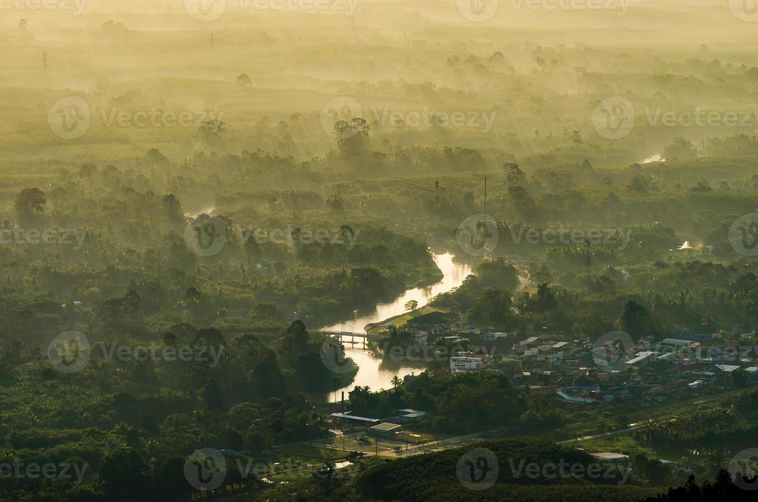 Bergfoto Morgensonne Thailand Blick auf die Spitze des Hügels mit wunderschönen Sonnenuntergängen. Bezirk Nakhon Si Thammarat Chawang foto