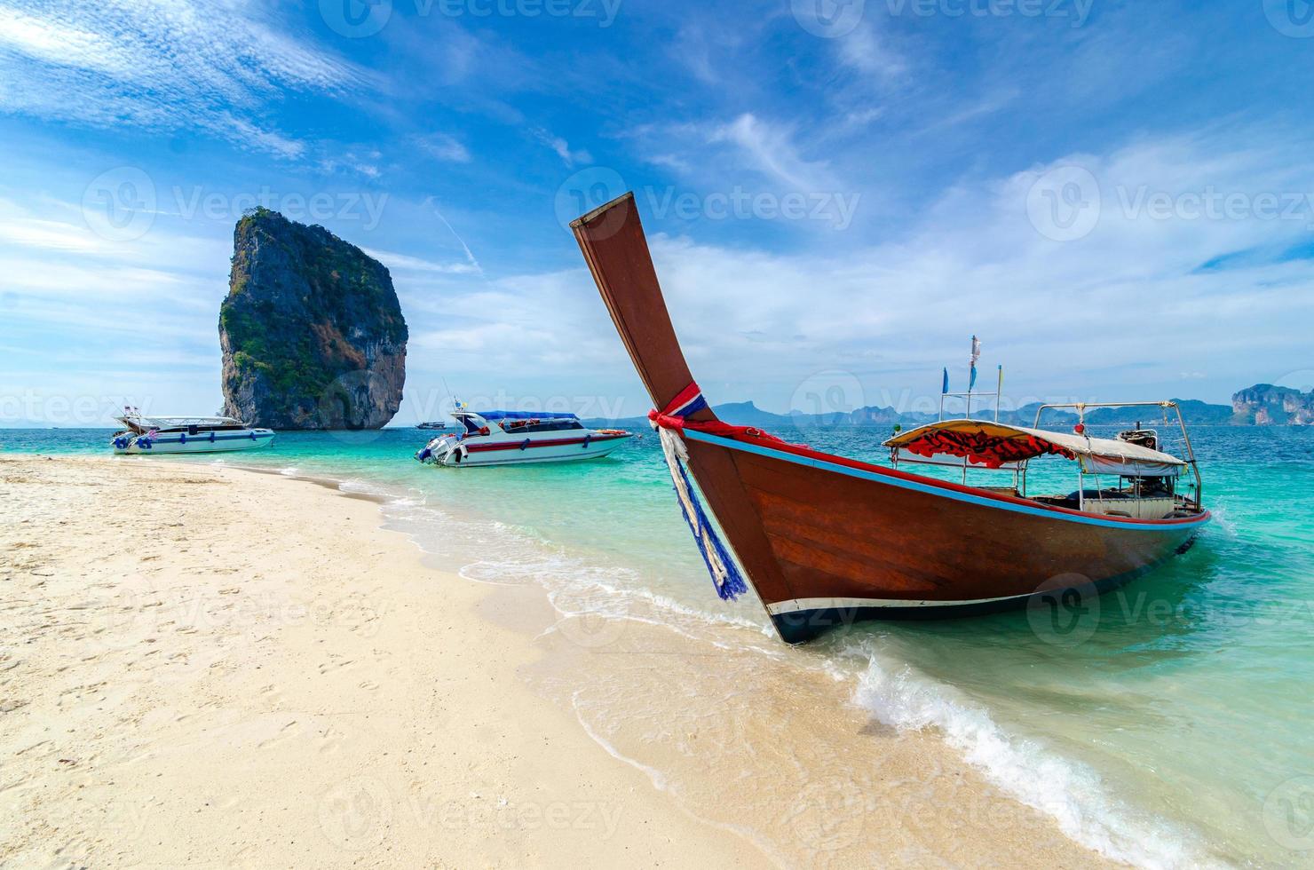 Poda Insel Holzboot auf dem Meer geparkt, weißer Strand an einem klaren blauen Himmel, blaues Meer foto