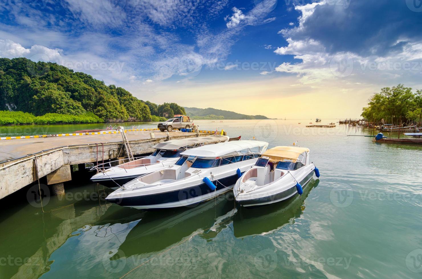 Reisen Sie Schnellboothafen Thailand Versandort Touristenboot zur Insel in Thailand in den strahlend blauen Tagen foto