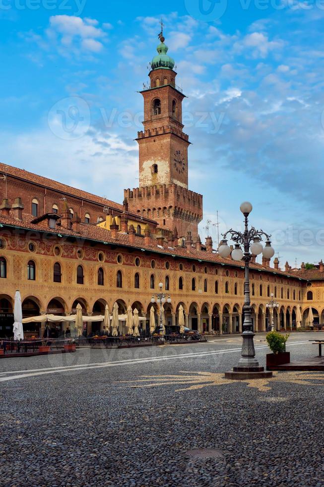 Blick auf den weltberühmten Renaissanceplatz in der Altstadt von Vigevano foto