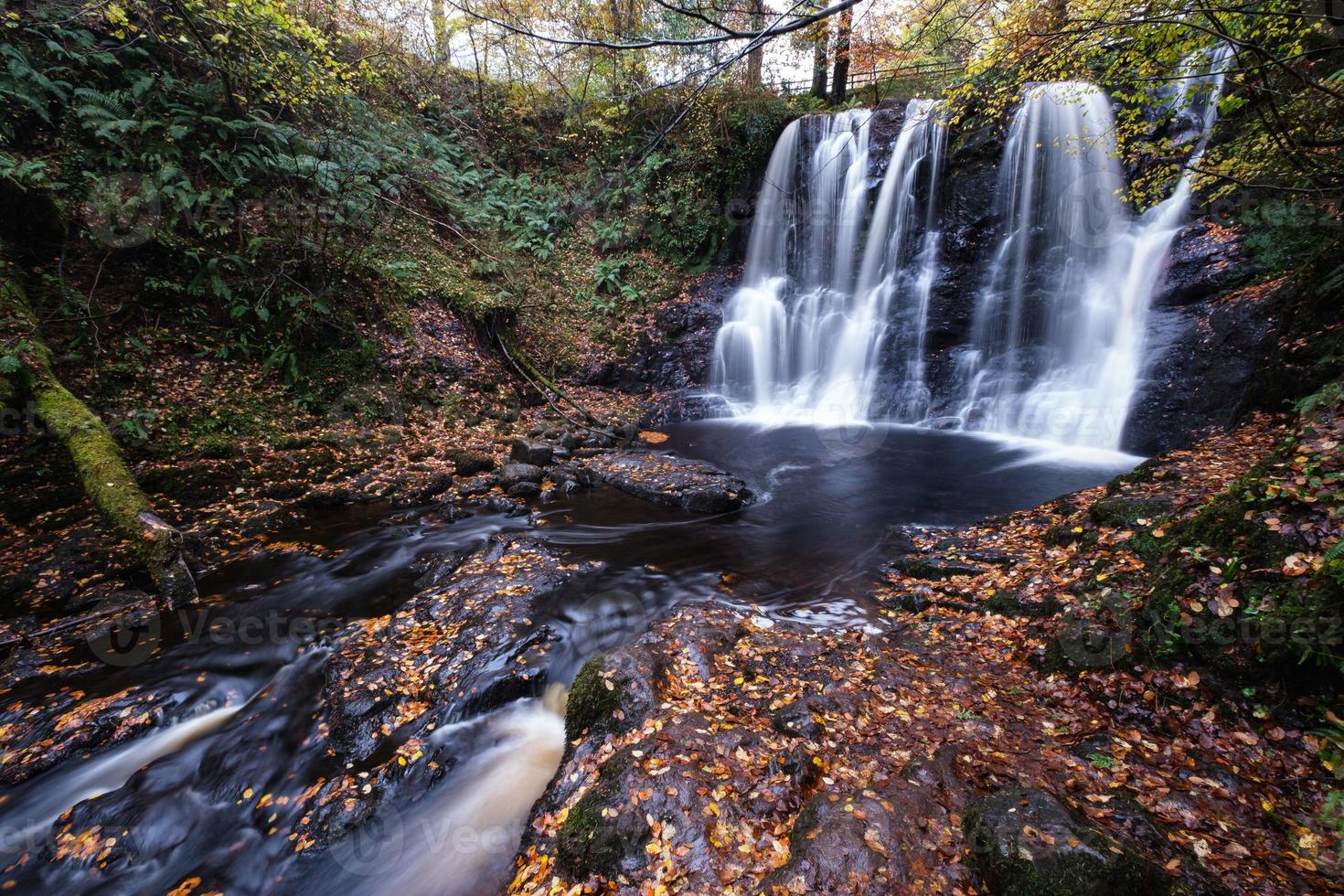 Wasserfall im Glenariff Forest Park Nordirland Vereinigtes Königreich foto