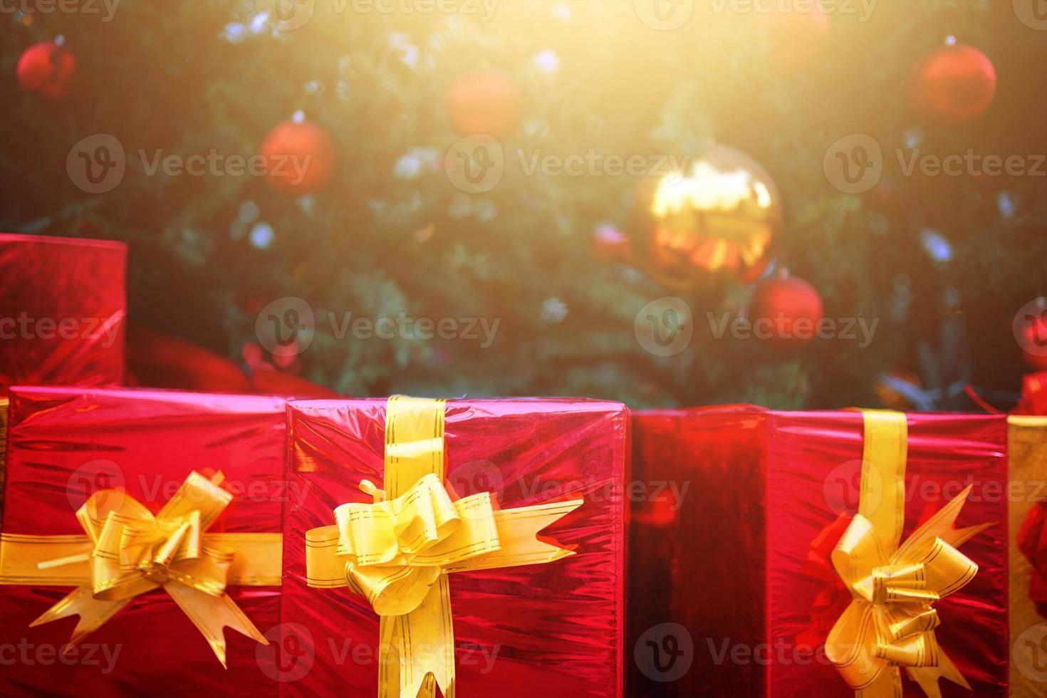 Weihnachtsbaum mit Dekorationen und Geschenken. foto