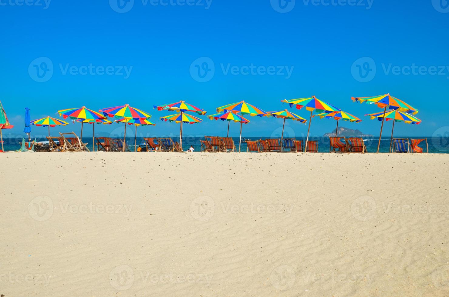 Meer, Insel, Regenschirm, Thailand, Khai Insel Phuket, Sonnenliegen und Sonnenschirme an einem tropischen Strand? foto