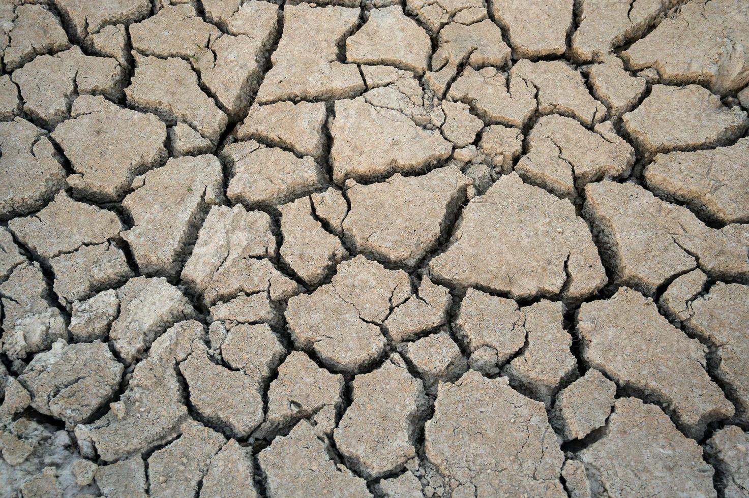 Bodendürre Risse Textur Hintergrund für Design. foto