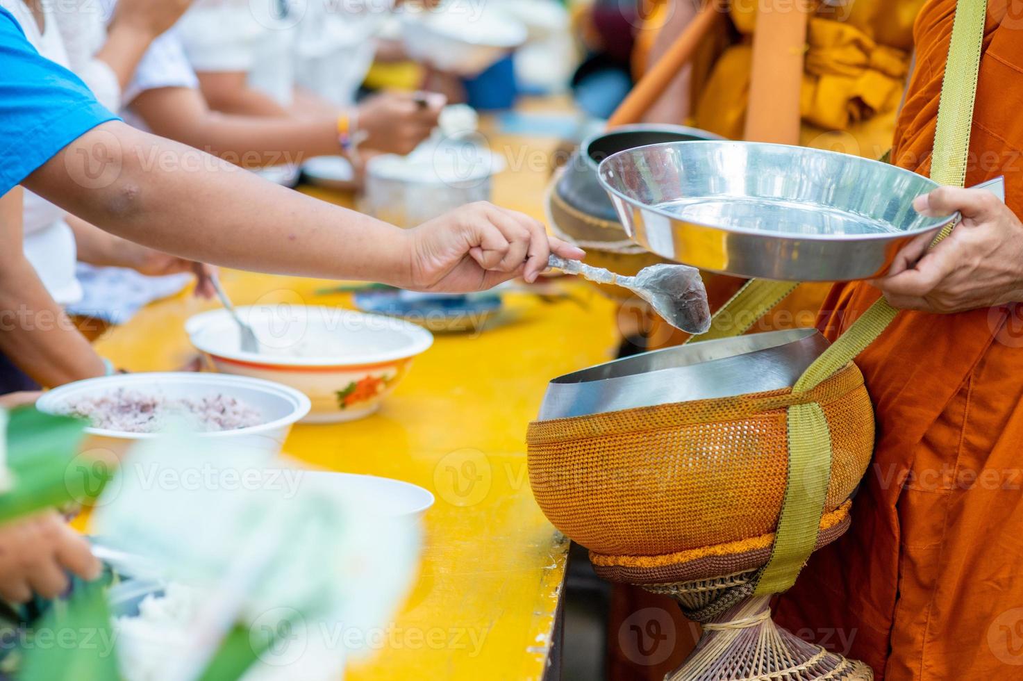 Almosenrunde Die gelben Gewänder der Mönche gehen auf Almosenrunde als buddhistische Aktivität. foto