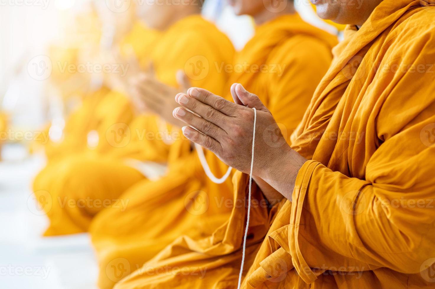 buddhistische Mönche singen buddhistische Rituale foto